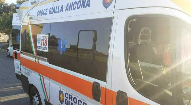 Ancona, va a sbattere con la sua moto da cross contro un'auto: un 18enne all'ospedale dopo l'impatto