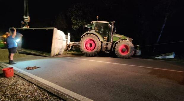 Uno dei trattori rimasti coinvolti nello schianto a Pozzuolo del Friuli