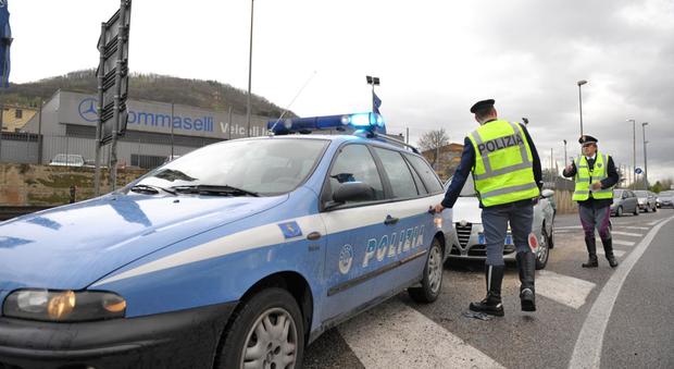 Tenta suicidio sulla Napoli-Bari salvato dalla polizia stradale