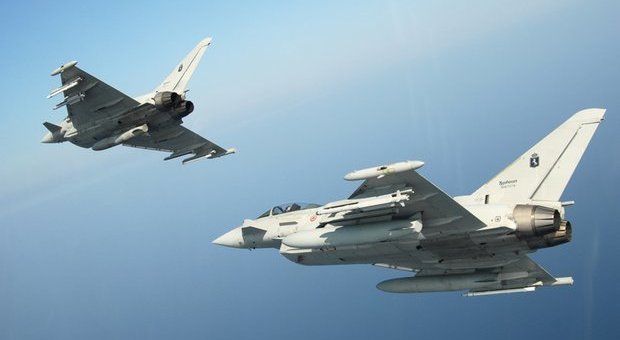 Boati nei cieli del Nord: due Eurofighter superano muro del suono per intercettare aereo francese