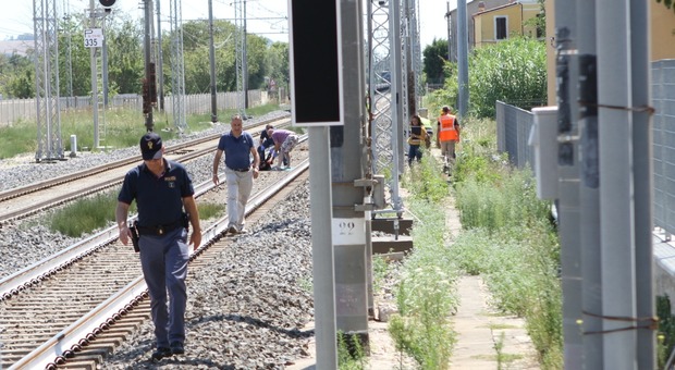 Donna viene travolta e uccisa da un treno: ipotesi suicidio