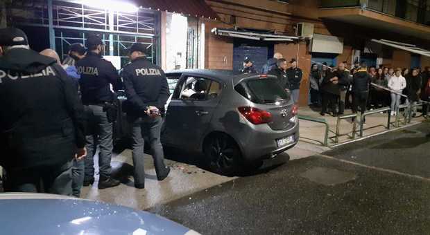 Napoli, 29enne crivellato di colpi in auto mentre sta andando a casa della madre