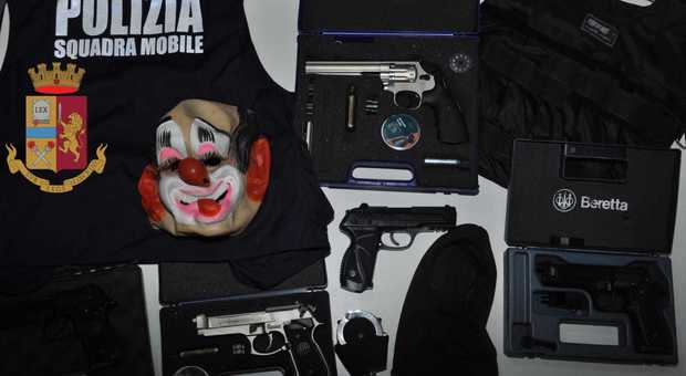 Nascondeva in casa armi e silenziatori, blitz della Mobile a Latina: arrestato un 31enne