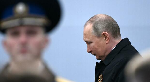 «Putin malato, i tre segni che indicano la malattia»: dal respiro affannoso alla postura sospetta
