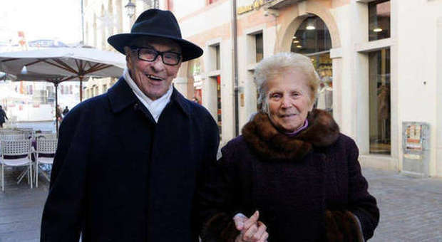 Sandro Scrimin con la moglie Bruna in centro in una foto recente