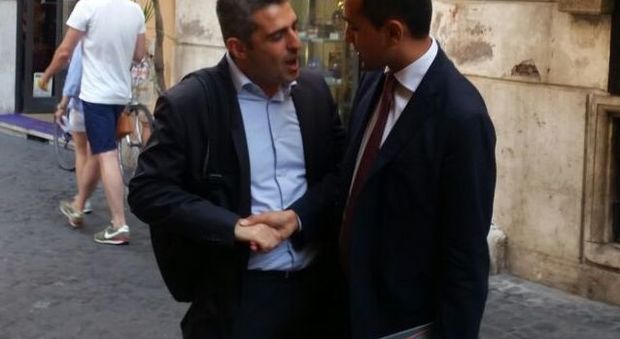 M5S, il ribelle Pizzarotti incontra per caso Di Maio a Roma: «Perché non ci vediamo?»