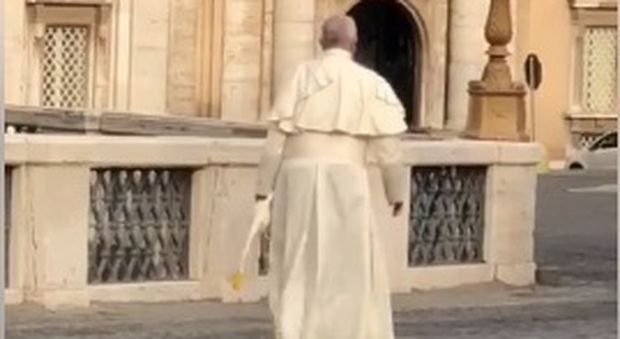 Papa Francesco cammina tutto solo in Vaticano: celebra il matrimonio e va via senza scorta