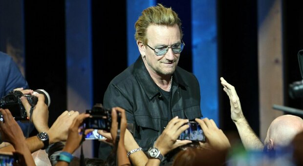 Bono Vox: «A 14 anni dimenticai mia madre morta». Rock, sogni, dolore del leader degli U2