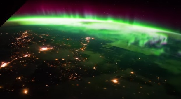 La spettacolare aurora boreale ripresa da Nespoli | Video