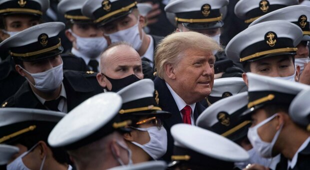 Trump senza mascherina tra i cadetti allo stadio. Ira sui social: «Comportamento orribile per un presidente»
