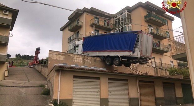 Palermo, un tir in bilico sui tetti: rischia di cadere su una palazzina