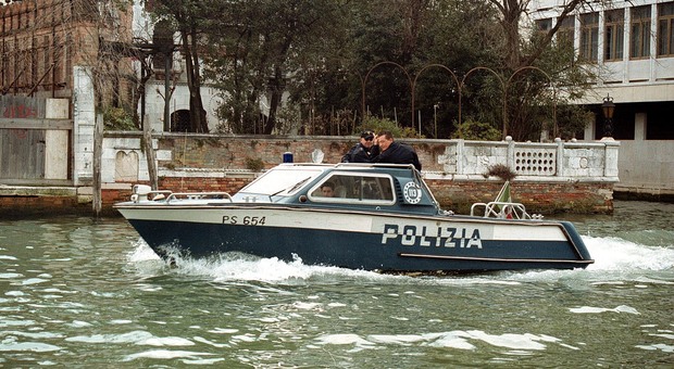 La barca della polizia a Venezia