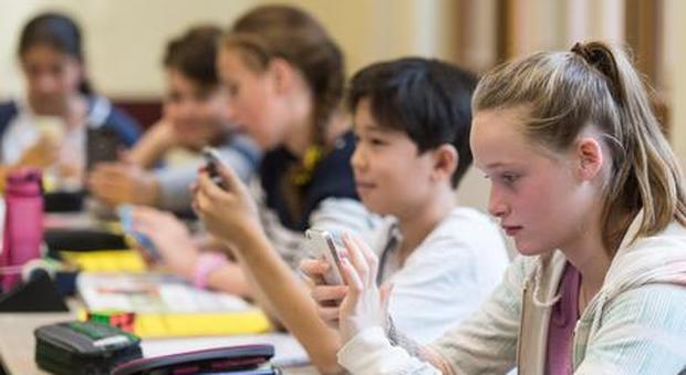 Francia, divieto cellulare a scuola diventa legge