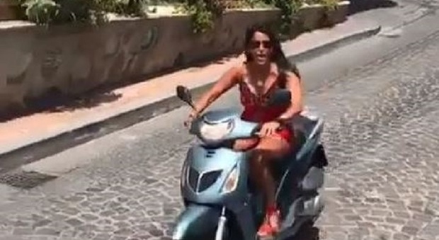Aida Nizar si fa pubblicità in scooter, ma finisce male: in rete il video dello schianto