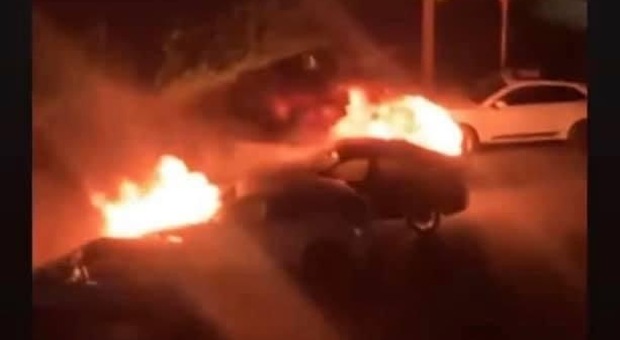 Incendio distrugge minicar e due auto della stessa famiglia ad Aprilia