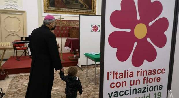 Vaccini a Napoli, nuovo hub nel convento alla Sanità. Don Battaglia: «Un segno di speranza»