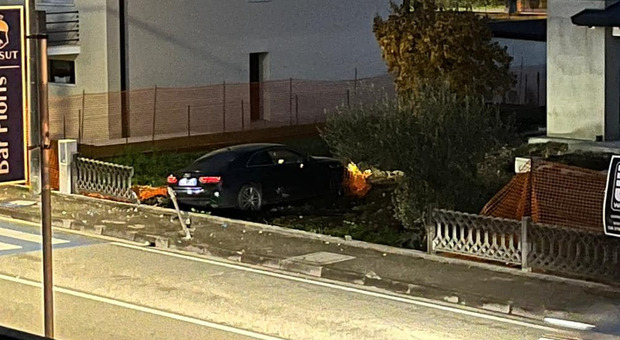 Incidente a San Fior, auto finisce dentro il giardino della casa