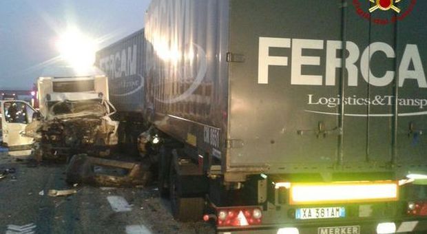 Tragedia in A4: furgone schiacciato tra due camion, muore a 44 anni