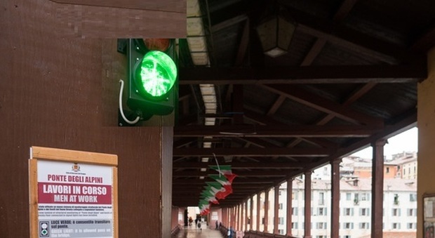 Semafori pedonali al Ponte Vecchio, misura prudenziale in caso di piena