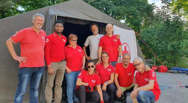 La prima tenda per i migranti allestita dalla Croce Rossa a Cavarzano di Belluno