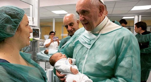 Il Papa "sì" alla poppata in pubblico, nella Sistina incoraggia le neo mamme ad allattare