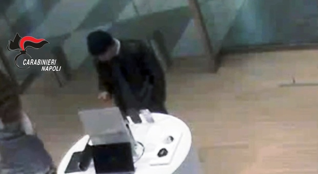 Ruba smartphone nel centro commerciale di Pompei: arrestato ladro georgiano