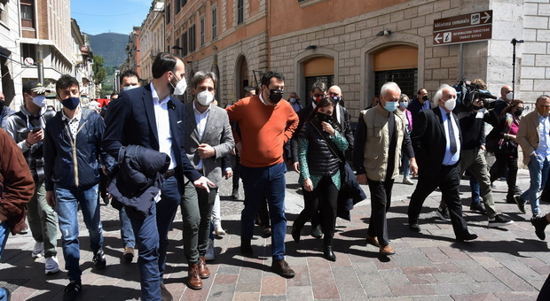 Salvini, prima uscita dopo la pandemia: «Ho scelto Terni per mettere al centro l'Umbria del Sud». E i tifosi gli regalano le firme della petizione per lo stadio