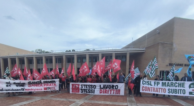 Sanità privata, sit-in davanti alla Regione Marche per il rinnovo del contratto: «Stesso lavoro stessi diritti»