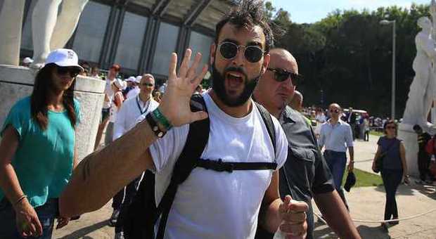 Marco Mengoni saluta i suoi fans