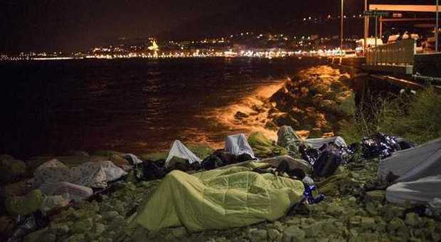 Migranti, la Francia: "Non devono passare, se ne occupi l'Italia". E Renzi replica: "Non possono lasciarli da noi, no agli egoismi"