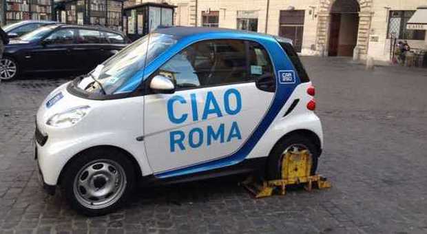 Roma, ganasce alla Smart di Car2go parcheggiata in area pedonale: conto salato per il cliente