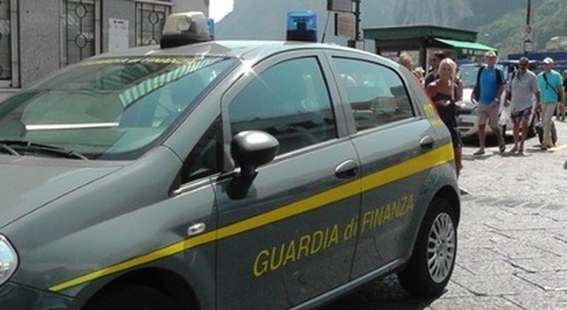 Blitz della Finanza a Ischia: sequestrati 80 mila euro a una donna napoletana