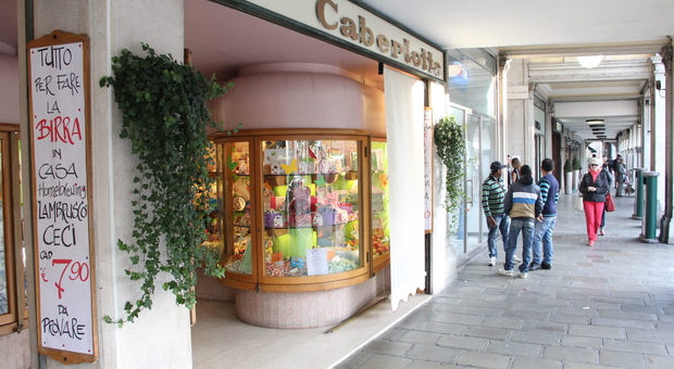 Il negozio Caberlotto in piazza Ferretto a Mestre