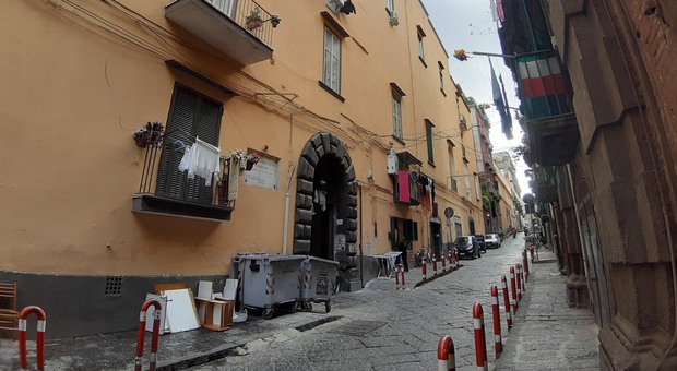 Napoli, case occupate a Pizzofalcone: nel palazzo spuntano armi, parcheggio e b&b abusivi