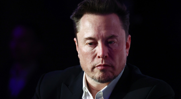 Tesla, Musk licenzia con una mail 14mila dipendenti: «Non c'è niente che odio di più, ma va fatto»