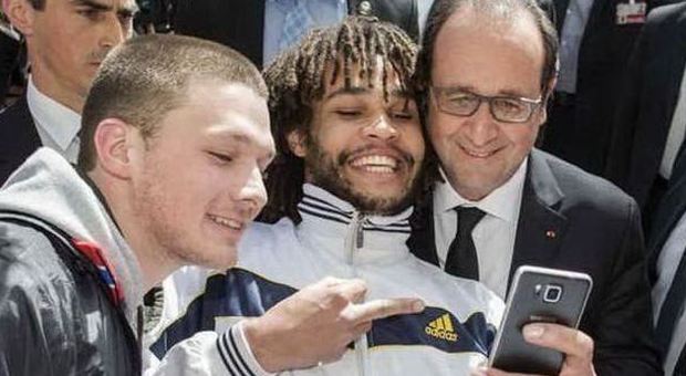 Francois Hollande, selfie con dito medio: il ragazzo lo beffa FOTO