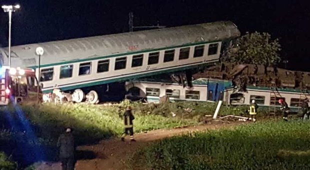 Treno deraglia sulla Torino-Ivrea: scontro con un tir, 2 morti e 18 feriti