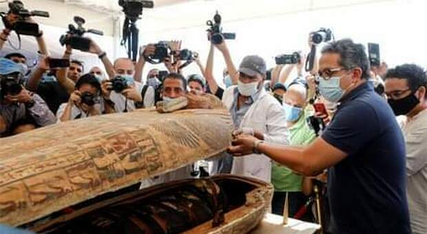 Egitto, scoperta record: 59 sarcofagi di 2.600 anni fa, emozionante l'apertura in diretta