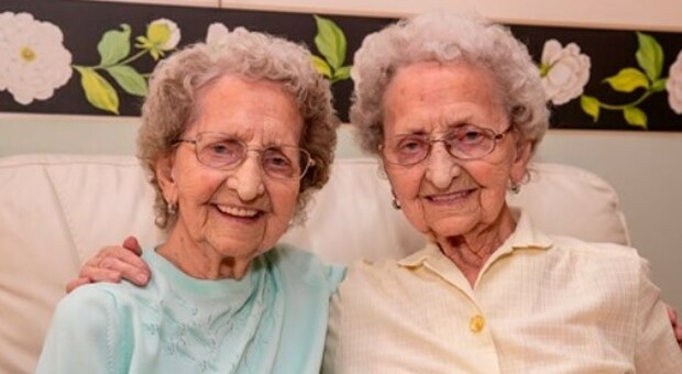 «Il suo vaccino è arrivato» ma la donna era morta 2 giorni prima: era una delle gemelle più anziane della Gran Bretagna