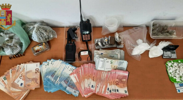 Napoli, sorpresi con droga e munizioni: arrestato il padre e denunciato il figlio