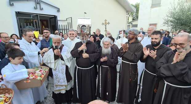 In migliaia per San Pio: fedeli commossi all’arrivo della reliquia
