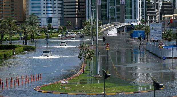 Dubai, la pioggia provocata artificialmente con i droni? Cosa è il "cloud-seeding" e la verità sull'alluvione