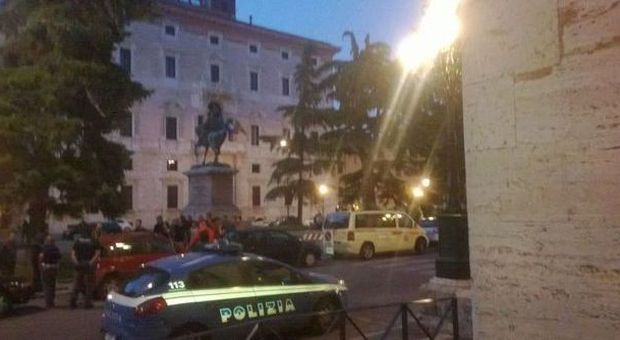 Perugia, contestato il comizio di Casapound, Piazza Italia bloccata tra cinghie e Bella ciao