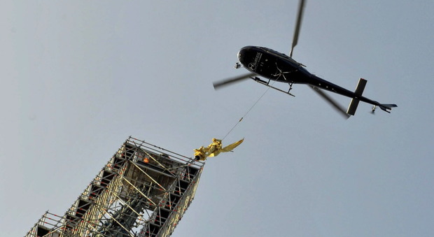 Mont Saint Michel, l'arcangelo prende il volo con l'elicottero: verrà restaurato