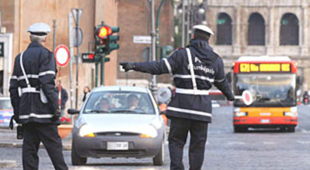 Blocco del traffico a Roma: 290 multe. Protesta dei commercianti