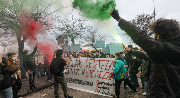 Napoli, rivolta degli studenti in piazza: «Basta con la Dad, torniamo a scuola»