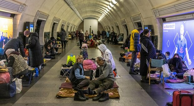 Kiev, nelle stazioni della metro saranno allestiti dei cinema. «Sostegno morale per chi si rifugia dalle bombe»