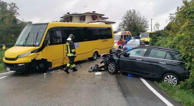 Scuolabus contro una macchina, frontale e paura vicino Pordenone: a bordo 30 bambini