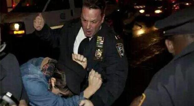 Immagini di violenza della polizia di New York (Twitter)