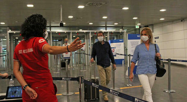 Coronavirus, il progetto Ue: tamponi sui voli in partenza e arrivo per non chiudere le frontiere